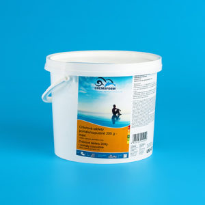 Pomaly rozpustné tablety k dlhodobému udržovaciemu chlórovaniu v priebehu sezóny.