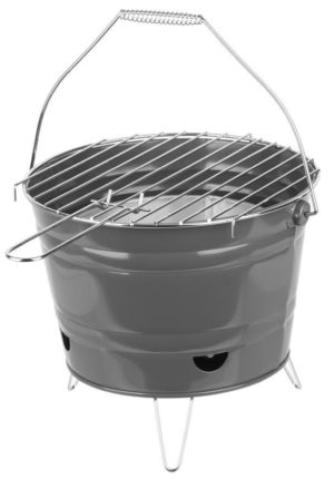 Kvalitný kovový Gril BBQ Finch sa vyznačuje roštom s odolným prevedením z pochrómovanej ocele a konštrukciou z čiernej lakovanej ocele. Gril je tiež vybavený praktickým pozinkovaným držiakom a troma nožičkami. Jeho rozmery sú Ø 27 x 22 cm.