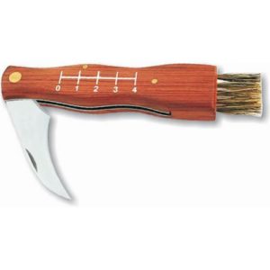 Malý vreckový nožík je praktickým doplnkom pre každého hubára. Čepeľ noža je vyrobená z ocele a je mierna zakrivená. Rukoväť je tvarovaná pre lepšie uchopenie a na jej povrchu nájdete mierku v cm. Na konci nožíka sa tiež nachádza kefka z prírodných štetín