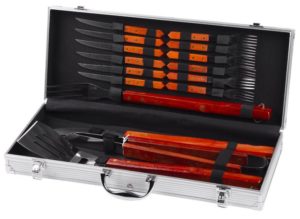 Sada obsahuje všetko náradie potrebné na bezproblémovú prípravu a konzumáciu grilovaných jedál. Všetko náradie je uložené v praktickom uzatvárateľnom kufríku