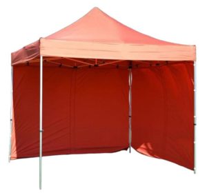 Obdĺžnikový červený záhradný stan vytvára miesto pre posedenie. Vrchná časť stanu je pokrytá polyesterovým plátnom