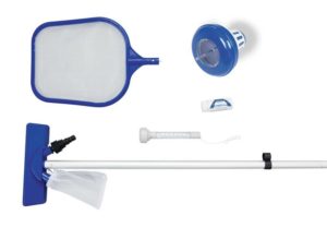 Súprava príslušenstva bazéna Bestway® Flowclear 58195 disponuje tyčou s vysávacou hlavou a hlavou na odstráňovanie nečistôt